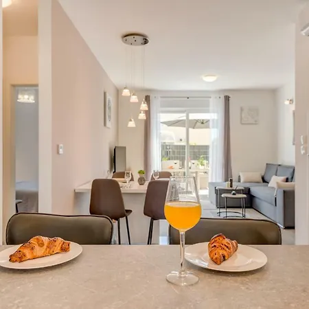 La Vie Est Belle Apartment