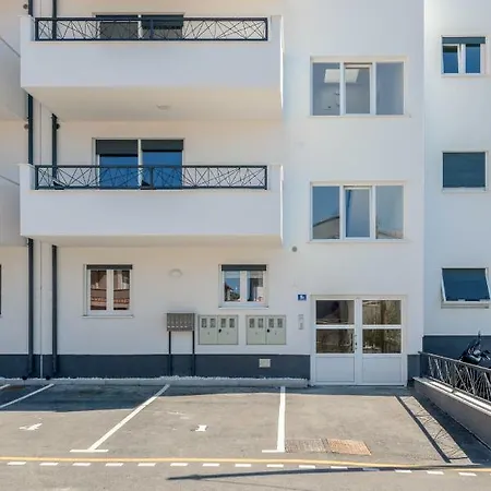 La Vie Est Belle Apartment