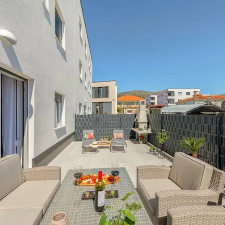 La Vie Est Belle Apartment *