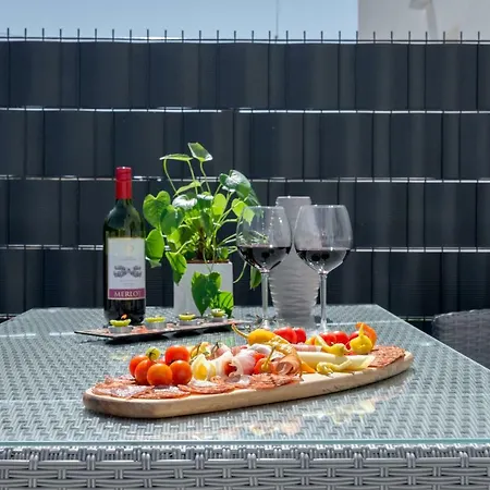 La Vie Est Belle Apartment *